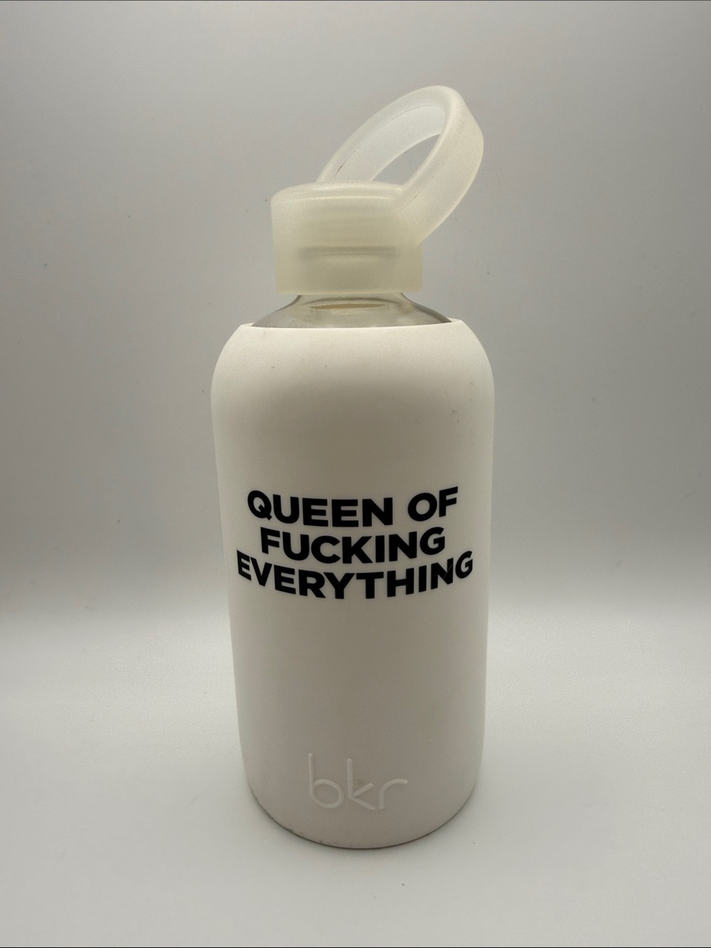 EUC bkr Queen of Everything White Silicone Sleeve Glass Water Bottle Little 16oz